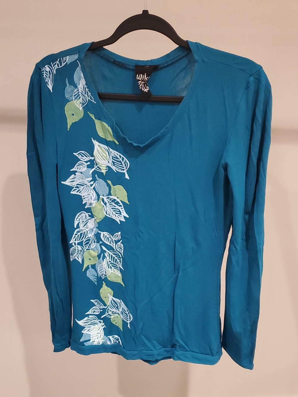Lilikoi - Teal Long-Sleeve V-Neck Top with Leaf Print